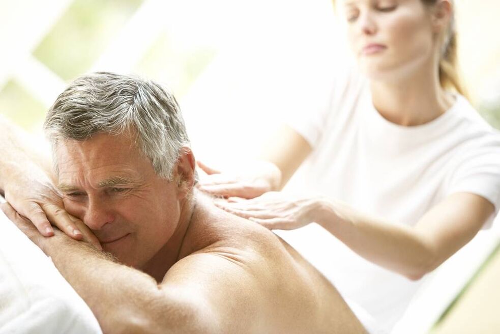 背部按摩可以改善健康并增强男人的能力。