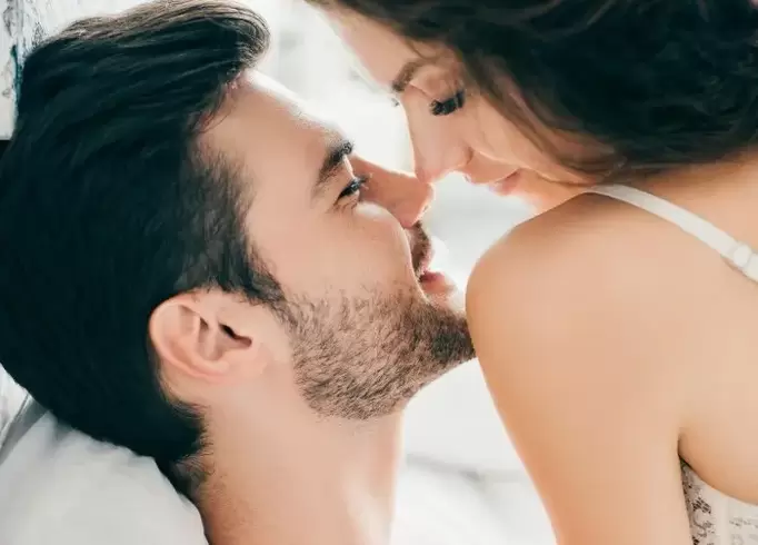 与女性的亲密关系会引起男性的性唤起。